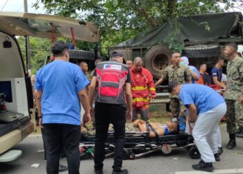 ANGGOTA tentera yang cedera dalam kemalangan di Kilometer 13, Jalan Chengkau -Pilin, dekat Durian Daun, Rembau pagi tadi dibawa ke hospital untuk rawatan.-UTUSAN/ NOR AINNA HAMZAH.