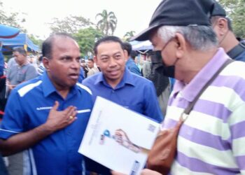 M. RAMASAMY menyantuni masyarakat semasa berkempen di sekitar Parlimen Segamat.