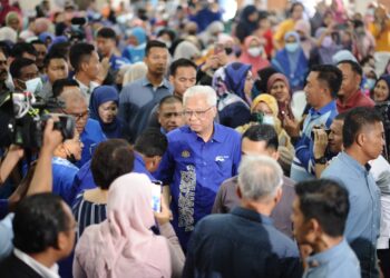 ISMAIL Sabri Yaakob disambut peneroka pada Majlis Ramah Mesra Bersama Keluarga Felda Lasah, Sungai Siput hari ini. - UTUSAN/MUHAMAD NAZREEN SYAH MUSTHAFA