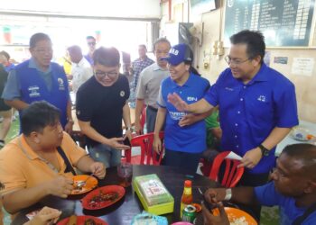 NOORYANA NAJWA NAJIB (duduk tengah) menyertai Nur Jazlan dalam 'walkabout' semasa berkempen di kawasan Kempas dalam Parlimen Pulai, Johor Bahru.