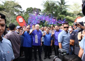 ISMAIL Sabri Yaakob (tengah) pada Majlis Ramah Mesra Bersama Keluarga Felda Lasah di Dewan Semai Bakti di Felda Lasah di Sungai Siput hari ini. - UTUSAN/MUHAMAD NAZREEN SYAH MUSTHAFA