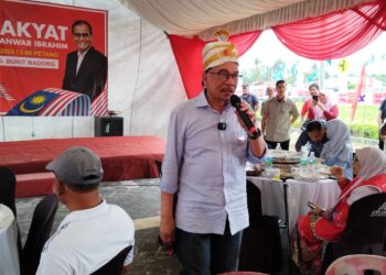 ANWAR Ibrahim ketika berucap di Kampung Bukit Badong, Kuala Selangor, Selangor hari ini. - UTUSAN/MOHAMAD NAUFAL MOHAMAD IDRIS