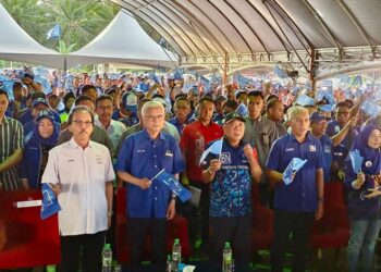 ISMAIL Sabri Yaakob (dua kiri) bersama Pengerusi BN Sabah, Datuk Seri Bung Moktar Radin semasa majlis bersama rakyat di PPR Gum Gum di Libaran hari ini.