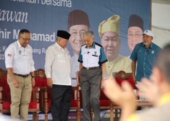 DR. Mahathir Mohamad (dua kanan) semasa hadir ke Program Kebangkitan Rakyat Kelantan Bersama Negarawan di Salor, Kota Bharu, Kelantan hari ini. - UTUSAN/KAMARUL BISMI KAMARUZAMAN