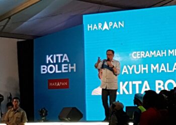 ANWAR Ibrahim berucap pada ceramah mega Ayuh Malaysia di tapak parkir pangsapuri Danau Kota.