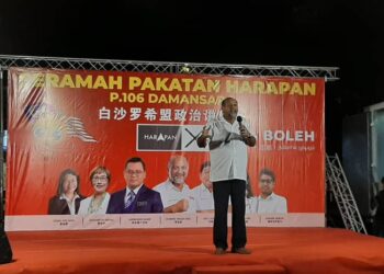 GOBIND Singh Deo ketika berkempen di Bandar Sri Damansara, di sini malam ini. -UTUSAN/MARLLISA ANTHONY