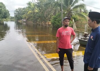 DR. Wan Shah Jihan Wan Din (kanan) meninjau masalah banjir termenung di Kampung Gual Tok Deh, Rantau Panjang, Kelantan. - UTUSAN/ROHANA ISMAIL