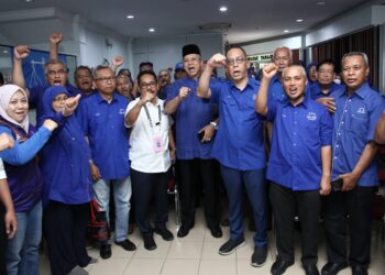 ANNUAR Musa (tengah) bersama calon dan ahli BN Bahagian Tambun pada perjumpaan di Ipoh semalam. - UTUSAN/MUHAMAD NAZREEN SYAH MUSTHAFA