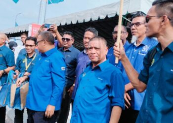 SAARANI Mohamad (tengah) melawat projek membina Jalan Tuju ke Jambatan Kuala Kurau di Parit Buntar semalam. - UTUSAN/WAT KAMAL ABAS