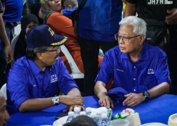 JOHARI Abdul Ghani beramah mesra bersama Ismail Sabri Yaakob ketika Jelajah Santai Anak-Anak Keramat di Titiwangsa.