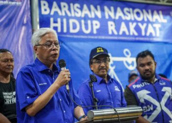 SMAIL Sabri Yaakob berucap di hadapan penduduk yang hadir dalam Jelajah Santai Anak-Anak Keramat di Titiwangsa.