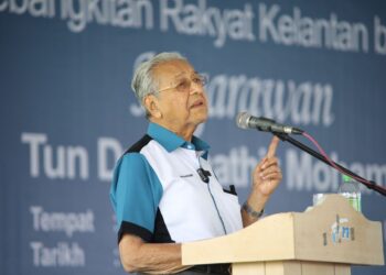 DR. Mahathir Mohamad berucap semasa Program Kebangkitan Rakyat Kelantan Bersama Negarawan di Salor, Kota Bharu, Kelantan. - UTUSAN/KAMARUL BISMI KAMARUZAMAN