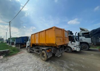 JALAN lecak dan berlumpur terutama pada waktu hujan menyukarkan pemandu lori sampah ke tapak pelupusan Sungai Burung, Nibong Tebal, Pulau Pinang. - Pix SITI NUR MAS ERAH AMRAN