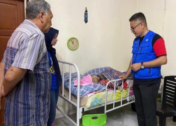 SAIFUL Daniel Mohd. Yusof (kanan) turun padang menziarahi warga emas uzur di kawasan DUN Sena, Kangar, Perlis hari ini. - UTUSAN