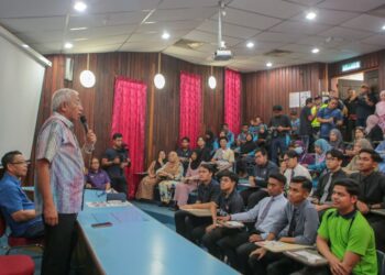 MAHDZIR Khalid ketika menyampaikan ucapan semasa mengadakan walkabout di Kolej Mara Kuala Nerang, Padang Terap. - UTUSAN/SHAHIR NOORDIN