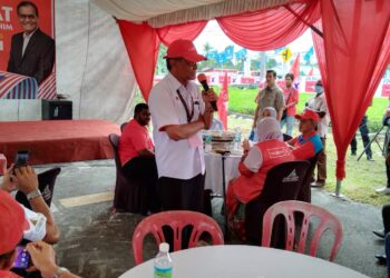 DZULKEFLY Ahmad ketika berucap pada program tersebut di Kampung Bukit Badong, Kuala Selangor, Selangor semalam-UTUSAN/ MOHAMAD NAUFAL MOHAMAD IDRIS