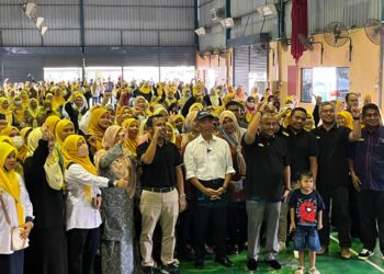 MUHYIDDIN YASSIN (tengah) bergambar bersama-sama peserta AIM di Dewan Masyarakat Cina, Bukit Pasir, Muar.