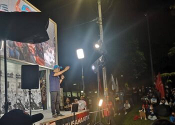 RAFIZI Ramli berucap dalam Ceramah Ayuh Malaysia di padang Taman Seraya di Pandan, malam ini.