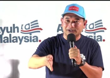 RAFIZI Ramli berucap dalam Ceramah Ayuh Malaysia di padang Taman Seraya di Pandan, malam ini