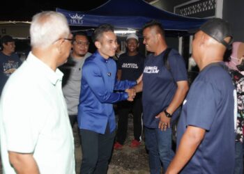 SHAHRIL SUFIAN Hamdan (tengah) hadir pada program ‘Alor Gajah, Izinkan Saya’ di Bilik Gerakan Cawangan Gangsa Selatan, Durian Tunggal, Melaka. - UTUSAN/RASUL AZLI SAMAD