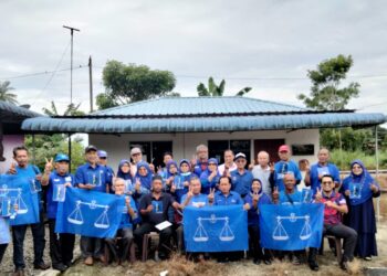 AHMAD MASLAN  (lima dari kiri ) menunjukkan tanda nombor dua bersama penyokongnya ketika menghadiri program Sarapan Pagi Bersama Masyarakat Nelayan di Jeti Pengkalan Nelayan Sungai Ayer Baloi, Pontian.