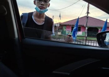 PELAJAR KKKB, Muhammad Haikal Noor Azmin,18, sewaktu ditemui pensyarahnya petang semalam ketika sedang berjalan kaki untuk pulang ke kampungnya di Kelantan bagi mengundi pada PRU15.