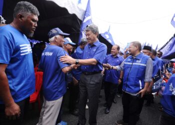 MOHAMAD Hasan bersalaman dengan orang ramai yang hadir pada majlis Oghang Pilah Bersamo Tok Mat di Kuala Pilah hari ini. - UTUSAN/MOHD SHAHJEHAN MAAMIN