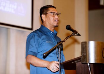 AHMAD Faizal Azumu berucap pada pelancaran Manifesto PN Perak di Meru Raya, Ipoh hari ini. - UTUSAN/ZULFACHRI ZULKIFLI