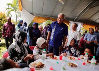 MAHDZIR Khalid (tengah) beramah mesra dengan penduduk ketika hadir ke Majlis Pekebun Kecil Makmur dan Kenduri Rakyat Risda di Kampung Nako, Kuala Nerang. - UTUSAN/ SHAHIR NOORDIN