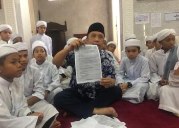 AHMAD Jazlan Yaakub (tengah) semasa bersama anak-anak tahfiz di Masjid Ar-Razak, di Pusat Transformasi Ilmu, Bukit Tiu, Machang, Kelantan hari ini. - UTUSAN/ROSMIZAN RESDI