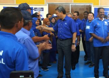 MOHAMAD Hasan bertemu orang ramai yang hadir pada majlis Sepetang Bersama Tok Mat di Dewan Belia Felda Raja Alias 2, Bandar Seri Jempol di Jempol, hari ini.