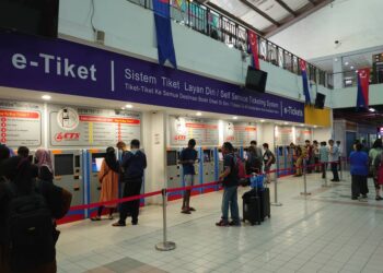 JUMLAH pengunjung ke Terminal Larkin Sentral, di Johor Bahru dijangka meningkat menjelang hari pengundian PRU15, Sabtu ini.