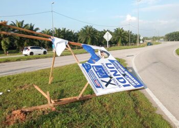 POSTER milik calon Barisan Nasional Parlimen Kuala Langat yang dipacak berhampiran simpang Pulau Carey dikhianati pihak tertentu semalam.
-UTUSAN/ABDUL RAZAK IDRIS