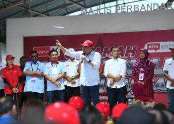 ANWAR Ibrahim menyampaikan ceramah di Dataran Dato’ Sheikh Ahmad, Kangar, Perlis hari ini. - UTUSAN/IZLIZAN OTHMAN