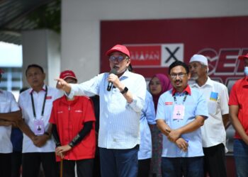 ANWAR Ibrahim menyampaikan ceramah di Dataran Dato’ Sheikh Ahmad, Kangar, Perlis. - UTUSAN/IZLIZAN OTHMAN