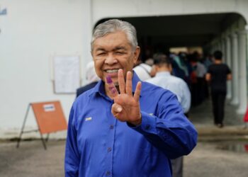 AHMAD Zahid Hamidi menunjukkan jarinya  yang bertanda dakwat selepas selesai mengundi di Madrasah Manbail Ulum, Sungai Nipah Darat di Bagan Datuk hari ini. - UTUSAN/ZULFACHRI ZULKIFLI