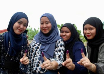 NURUL Aishah Hasmarah (kiri) bersama tiga kakaknya, Nurul Atikah, Nurul Ain Hazwani (dua kanan) dan Nurul Aida Syakirah (kanan) selesai mengundi di SMK Putatan hari ini.