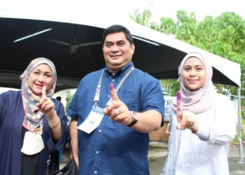 SHAHELMEY Yahya (tengah) bersama isteri, Dg Siti Hayyati Ag Mohd. Saufi (kiri) dan anaknya, Hasya Bazilah selesai mengundi di SMK Putatan pagi tadi.