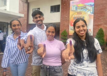 DIVYA Karasi Krishnan (baju merah jambu, dua dari kanan) bersama adik dan kakaknya teruja selepas mengundi di Sekolah Menengah Persendirian Chong Hwa, Kuala Lumpur - UTUSAN/ARIF AIMAN ASROL