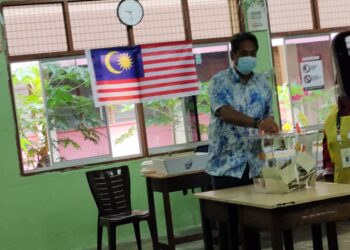 KHAIRY Jamaluddin selesai mengundi calon pilihan hatinya di pusat mengundi Sekolah Menengah Agama Haji Mohd. Yatim, Gadong, Kota, Rembau pagi tadi. - UTUSAN/NOR AINNA HAMZAH