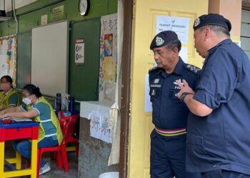 RAZARUDIN Husain (dua dari kanan) melakukan tinjauan di pusat pengundian di SJKC Sin Hua, Rasah di Seremban hari ini.-UTUSAN/ZAKKINA WATI AHMAD TARMIZI.