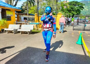 KELIBAT 'Captain America' yang turut mengundi di SK Sri Aman, Air Itam, Pulau Pinang pagi ini menarik perhatian orang ramai yang sedang menunggu giliran untuk menunaikan tanggungjawab masing-masing sebagai pengundi.