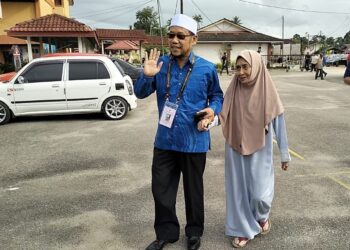 CHE Abdullah Mat Nawi bersama ibunya, Che Gayah Che Abdullah mengundi di SK Kampung Delima, Tumpat, Kelantan hari ini. - UTUSAN/ROHANA ISMAIL