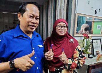 AHMAD MASLAN dan Noraini mengundi Sulaiman di SK Seri Bahagia, Benut, Pontian.