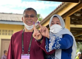 Azlan Man dan Seri Nor Aswana Omar mengundi di pusat pengundian Sekolah Kebangsaan (SK) Bintong, Kangar, Perlis hari ini. - UTUSAN/ASYRAF MUHAMMAD