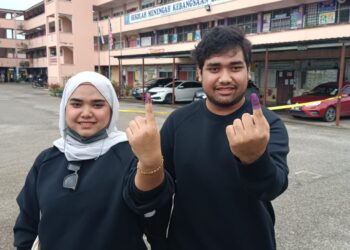 NURUL Nabila Rosli (kiri) dan Mohamad Haikal teruja kali pertama mengundi di Sekolah Menengah Kebangsaan (SMK) Bandar Kerayong di Bera, Pahang. - UTUSAN/AZIZAH SHAFIEI