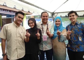 JOHAN Abdul Aziz (tengah) bersama ahli keluarganya yang selesai mengundi di Sekolah Kebangsaan Semenyih, bagi Parlimen Hulu Langat.