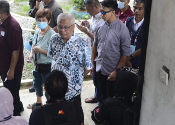 ISMAIL SABRI Yaakob (tengah) ketika hadir mengundi di Sekolah Menengah Kebangsaan (SMK) Bandar Kerayong di Bera, Pahang. - UTUSAN/SHAIKH AHMAD RAZIF