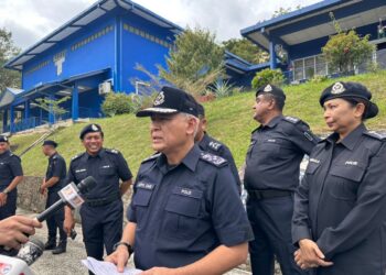 ACRYL Sani Abdullah Sani ketika sidang akhbar di Ibu pejabat Polis Daerah Gombak, Selangor.