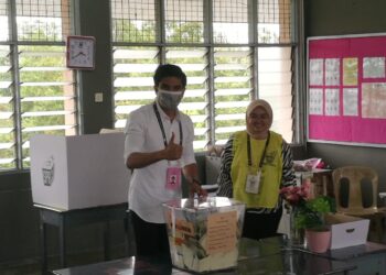 SYED SADDIQ SYED ABDUL RAHMAN mengundi di SK Taman Sutera, Johor Bahru.